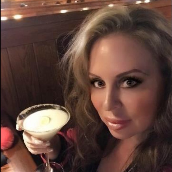 I'm Alexa. Hi :) - Picture 3 of 3